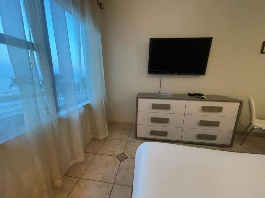 Chic Ocean Front Studio! Apartamento *