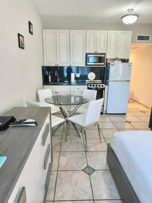 Chic Ocean Front Studio! Apartamento *